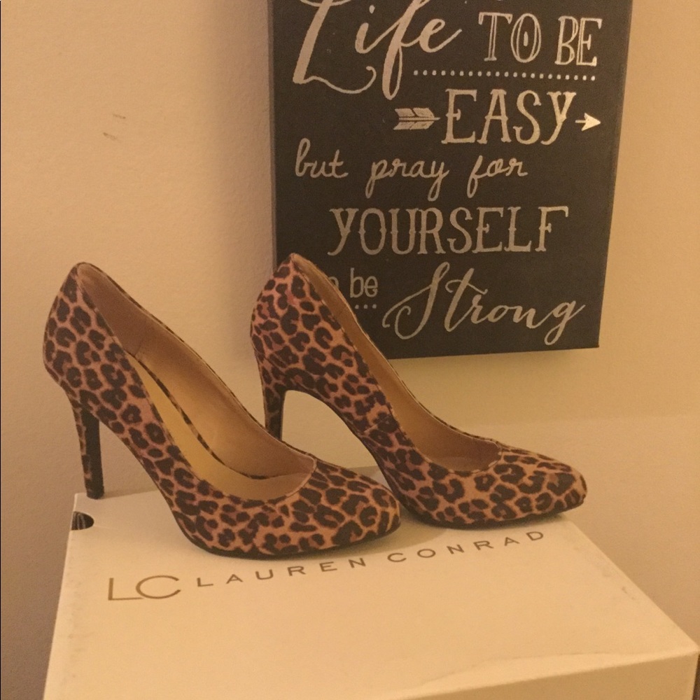 Leopard print pumps